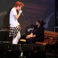 J-Hyo LC9 Bersama Salah Satu Penonton di Atas Panggung