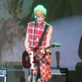 Sam Carter Lunafly Memainkan Gitar di 'Lukie Beat Live in Concert'