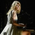 Taylor Swift Menyanyikan Lagu 'All Too Well'