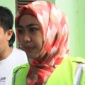 Oki Setiana Dewi Saat Memberikan Bantuan pada Korban Banjir