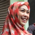 Oki Setiana Dewi Saat Memberikan Bantuan pada Korban Banjir