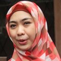 Oki Setiana Dewi Saat Memberikan Bantuan pada Korban Banjir
