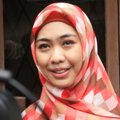 Oki Setiana Dewi Saat Memberikan Bantuan pada Korban Banjir