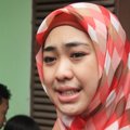 Oki Setiana Dewi Saat Memberikan Bantuan pada Korban Banjir