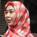 Oki Setiana Dewi Saat Memberikan Bantuan pada Korban Banjir