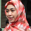 Oki Setiana Dewi Saat Memberikan Bantuan pada Korban Banjir