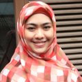Oki Setiana Dewi Saat Memberikan Bantuan pada Korban Banjir