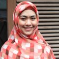 Oki Setiana Dewi Saat Memberikan Bantuan pada Korban Banjir