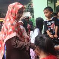 Oki Setiana Dewi Saat Memberikan Bantuan pada Korban Banjir