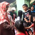Oki Setiana Dewi Saat Memberikan Bantuan pada Korban Banjir