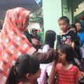 Oki Setiana Dewi Saat Memberikan Bantuan pada Korban Banjir