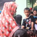 Oki Setiana Dewi Saat Memberikan Bantuan pada Korban Banjir