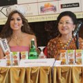 Gabriela Isler dan Mooryati Soedibyo Saat Jumpa Pers Miss Universe 2013