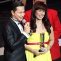 Andhika Pratama dan Ussy Sulistiawaty Raih Piala Keluarga Selebriti Paling Harmonis