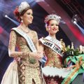 Elvira Devinamira Bersama Miss Universe 2013 Gabriela Isler
