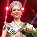 Putri Indonesia 2014 Saat Menemui Wartawan Seusai Acara