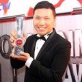 Gading Marten Raih Piala Pasangan Selebrti Paling Romantis bersama Gisella Anastasia