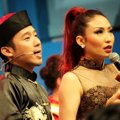 Denny Cagur dan Ayu Dewi Saat Menjdai Host Acara 'Dahsyat'