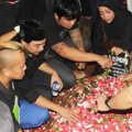 Sandy Pas Band dan Posan Tobing Saat Pemakaman Murry Koes Plus