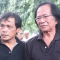 Yon Koeswoyo Saat Pemakaman Murry Koes Plus