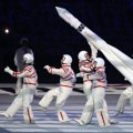 Para Penari Tampil Kenakan Kostum Kosmonot Russia