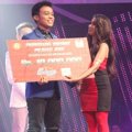 Trie Utami Saat Berikan Hadiah Kepada Yuda