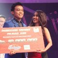 Trie Utami Saat Berikan Hadiah Kepada Yuda