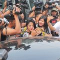 Dewi Persik Menolak Menaiki Mobil Tahanan