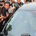 Dewi Persik Memilih Menaiki Mobil Jaguar Miliknya