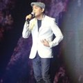 Glenn Fredly Saat Tampil di Konser '40 Tahun Eros Djarot Berkarya'