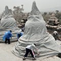 Penutupan Stupa Candi Borobudur Saat Hujan Abu Gunung Kelud