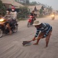 Warga Bersihkan Tumpukan Abu yang Berada di Jalan Raya