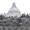 Kawasan Candi Borobudur Ditutupi Plastik Saat Hujan Abu Berlangsung