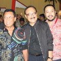 Eros Djarot Saat Berfoto Bersama Tamu yang Hadir di Konser '40 Tahun Eros Djarot Berkarya'