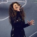 Lorde Saat Tampil Nyanyikan Lagu 'Royals'
