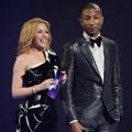 Kylie Minogue dan Pharrell Williams di BRIT Awards 2014