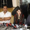 Indah Dewi Pertiwi Saat Menggelar Jumpa Pers di Kemang, Jakarta Selatan