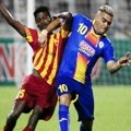 Cristian Gonzales Saat Berebut Bola dengan K. Gurusamy