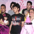 Keluarga Ahmad Dhani Berfoto Bersama
