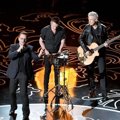 U2 Nyanyikan Lagu 'Ordinary Love' di Panggung Oscar 2014