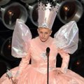 Ellen DeGeneres Saat Kenakan Kostum Karakter 'Glinda'