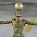 Perserta Karnaval Mainkan Bola di Kepala