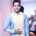 Dude Harlino Saat Fitting Baju Pengantin