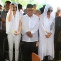 Nia Ramadhani Selama Prosesi Pemakaman Ayahnya