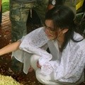 Nia Ramadhani Selama Prosesi Pemakaman Ayahnya
