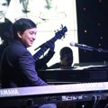 Penampilan Yovie Widianto di Konser 'Yovie and His Friends'