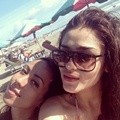 Yasmine Wildblood Menikmati Pantai
