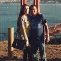Yasmine Wildblood dan Suami Berlatar Jembatan Golden Gate