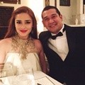 Yasmine Wildblood dan Suami Hadiri Pernikahan