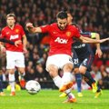 Robin van Persie Saat Cetak Gol ke Gawang Olympiacos